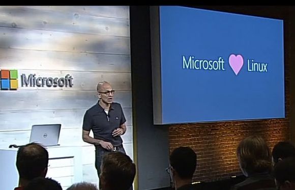 Nye tider: Microsoft-sjef Satya Nadella vekket oppsikt da han i 2015 viste fram denne illustrasjonen. Linux-andelen i Microsofts skyplattform Azure er imidlertid høy, og det gir gode inntekter for selskapet. <i>Bilde:  Microsofts livesending</i>