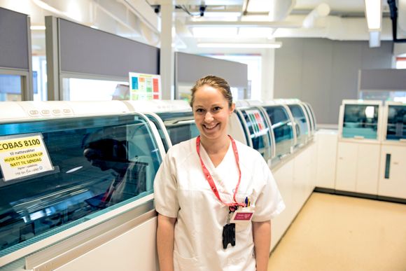 Avansert: Seksjonsleder Anita Thornquist har fått en helautomatisk analysetransport av blodrøver, men ønsker seg droner for å få en raskere og mer effektiv transport. <i>Foto:  Tormod Haugstad</i>