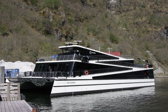 Future of the Fjords er 100 % elektrisk. Kan seile i 16 knop i 2,5 timer med 400 turister. <i>Foto: Tore Stensvold</i>