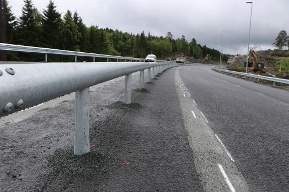 Veien ble åpnet innen fristen, men noe småtteri blir gjort på tidlighøsten. <i>Foto:   Nina Kjeøy/Statens vegvesen</i>