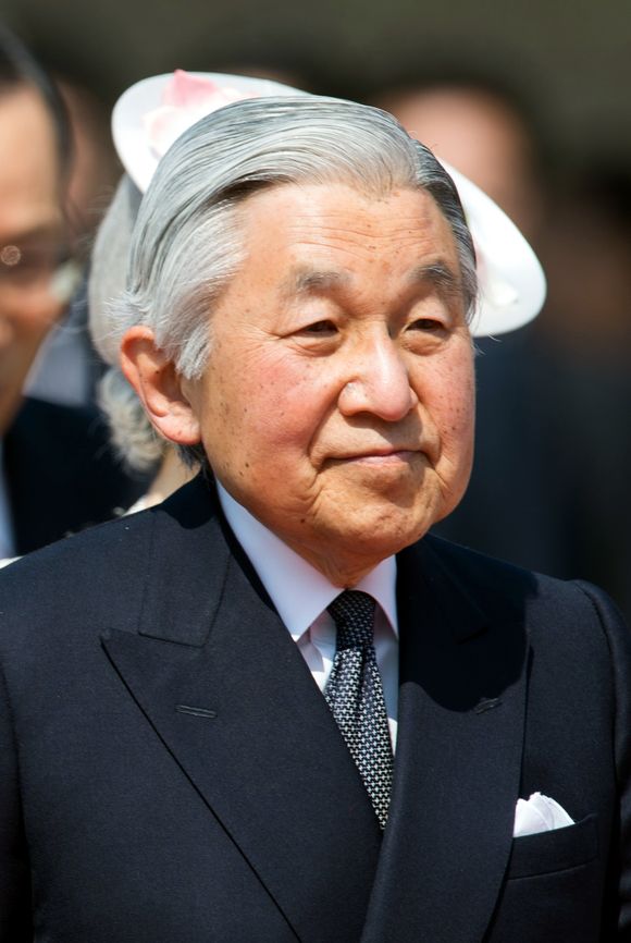 Akihito er Japans 125. keiser. 84-åringen overtok tronen i 1989. Akihito er den eneste regjerende keiser i verden. I Japan betegnes keiseren aldri med fornavn, men blir kalt tennō heika. <i>Foto:  William Ng/EAP Media Hub/U.S. Department of State</i>