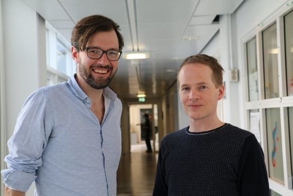 Prosjektlederne Dagfinn Bergsager (til venstre) og Pål Fugelli får mange henvendelser fra forskere som ønsker å bruke app som verktøy. <i>Foto:  Gunhild M . Haugnes/UiO</i>
