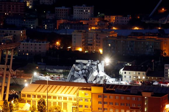 Redningsmannskaper jobbet på spreng i nattemørket for å redde ut mulige overlevende etter brukollapsen i Genova tirsdag <i>Foto:   Antonio Calanni/AP/NTB scanpix</i>