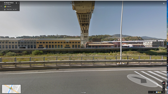På <a href="https://goo.gl/maps/DRbN3E67Zz52">Google Street Views bilder</a> fra Via Giorgio Perlasca kan man se undersiden av Morandi-broen. Bildene skal være tatt i oktober 2017. (Foto: Google Street View)