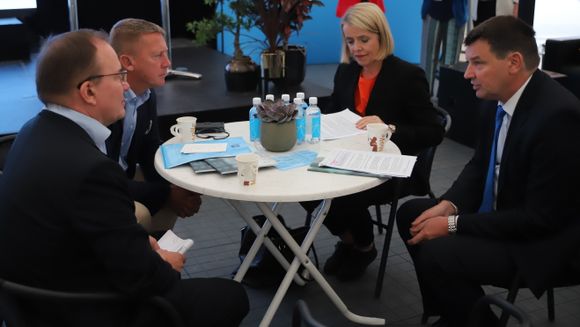 De tre sikkerhetspolitisjefene i samtale med justisminister Tor Mikkel Wara. <i>Foto:  Sarah McDonald Gerhardsen</i>