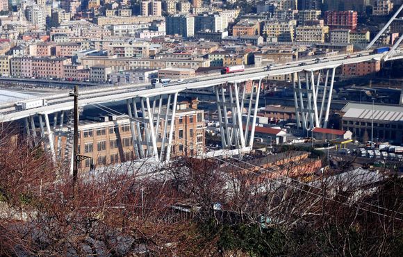 Slik så Morandi-broen ut før kollapsen 16. august. Bildet er fra januar 2017. <i>Foto:  Arata/Fotogramma/Ropi/NTB/Scanpix</i>