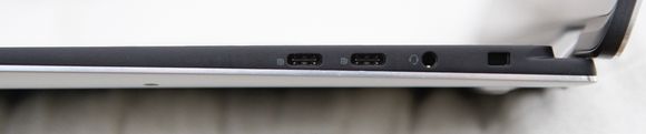 Det er to USB-C-porter på hver side. To av dem har Thunderbolt 3-støtte. <i>Foto:  Kurt Lekanger</i>