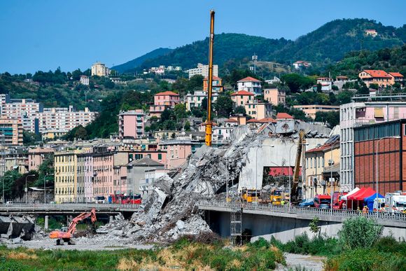 Bildet er tatt under opprydningsarbeidet etter brukollapsen, 27. august. Italias transportminister har uttalt at hele nasjonens infrastruktur trenger strakstiltak og mer langsiktige tiltak for å unngå en lignende hendelse. <i>Foto:  Simone Arveda/ANSA via AP</i>