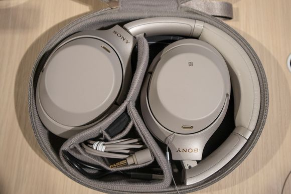 To farger: WH-1000XM3 kommer i sort eller sølv/beige levert i en kompakt tekstileske. <i>Foto:  Sony</i>