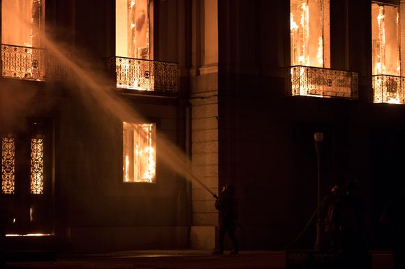 Det brasilianske nasjonalmuseet i brann i Rio de Janeiro. <i>Foto:  Leo Correa / AP</i>