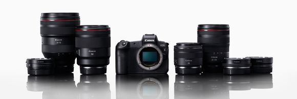 Familiebilde: Nytt kamera, fire nye objektiver og tre adaptere som bygger bro til fortiden. <i>Foto:  Canon</i>