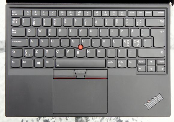 Lenovo har klart å få plass til et sjeldent godt tastatur i et ganske tynt tastaturdeksel. <i>Foto:  Kurt Lekanger</i>