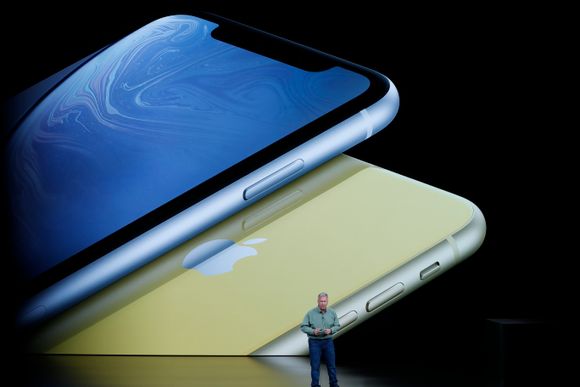 Philip W. Schiller i Apple viser frem "billigmodellen" iPhone XR. <i>Foto:  REUTERS/Stephen Lam</i>