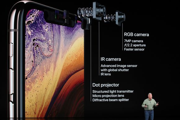 Foran er det i likhet med iPhone X et IR-kamera, projektor som projiserer infrarøde prikker for ansiktsgjenkjenningen, samt et vanlig 7 megapiksel kamera. <i>Foto:  Justin Sullivan/Getty Images/AFP</i>