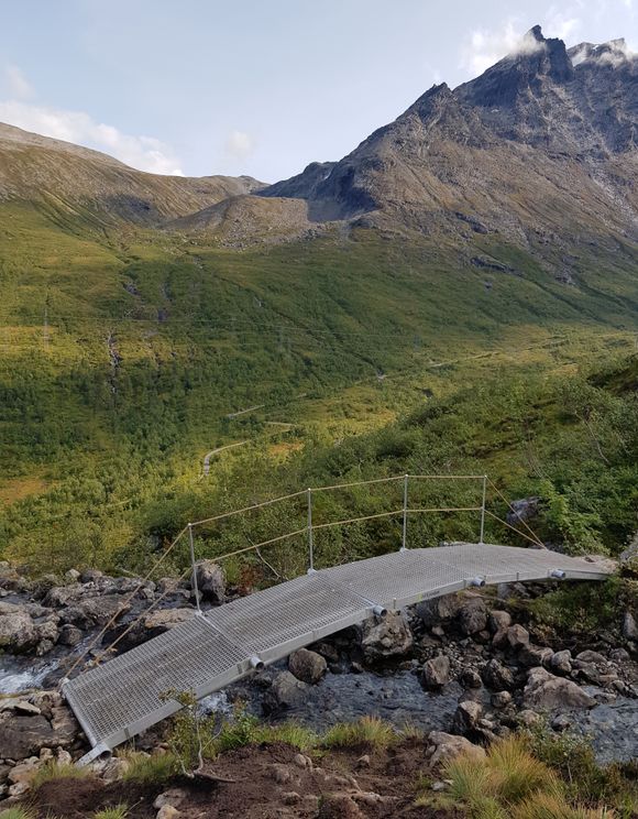 Bildet viser den første brua som ble montert opp i Romsdalseggen nå i høst. Litt av Vengetindene i bakgrunnen. <i>Foto:  Arkeoplan AS</i>
