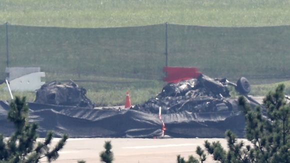 Restene av MUH-1-helikopteret som havarerte på flybasen like etter take-off for to måneder siden. <i>Foto:  YONHAP</i>