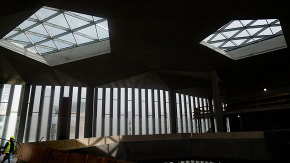 Tre diagonale lyssjakter vil gå ned fra glassåpningene i byggets øverste tak. <i>Foto:  Eirik Helland Urke</i>
