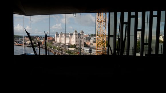 Utsikten fra utkrageren mellom byggets fjerde og femte etasje lukkes nå med delvis gjennomsiktige vegger (som til høyre på bildet). <i>Foto:  Eirik Helland Urke</i>