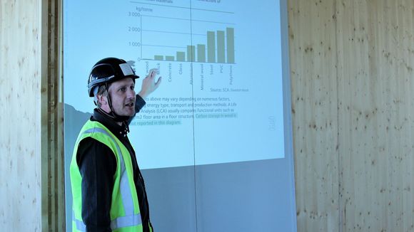 Jørgen Tycho i arkitektur- og ingeniørfirmaet Oslotre forklarer miljøgevinsten ved å bruke tre fremfor andre materialer. <i>Foto:  Knut Bjørheim</i>