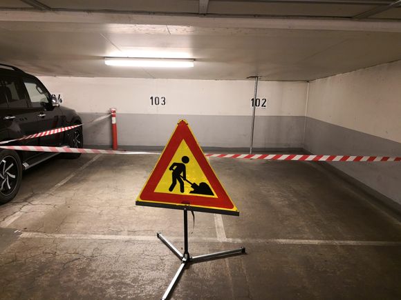 Hadde boring foregått en annen dag, kunne det gått hardt utover bilen som til vanlig står parkert her i garasjeanlegget til Amalienborg sameie på Skøyen. <i>Foto:  Thomas Haneborg</i>