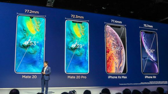 Smal telefon, stor skjerm: I en oppstilling av konkurrenter viser Yu at Mate 20 Pro har de smaleste kantene og størst skjermareal i forhold til frontareal av alle. Mate 20 kommer ikke til Norge. <i>Foto:  Odd R. Valmot</i>