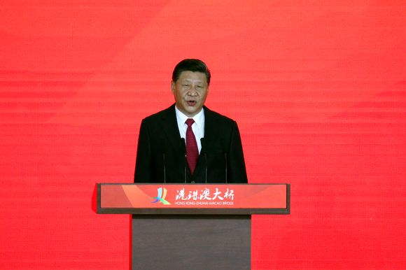 Kinas president Xi Jinping deltok i åpningsseremonien i Zhuhai, der broen starter og knytter Kina til Hongkong og Macau. Byggeprosjektet har kostet til sammen 20 milliarder dollar. <i>Foto:  Andy Wong/AP/NTB scanpix</i>