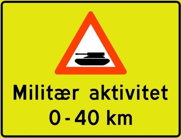 Dette skiltet varsler at man er på vei inn i et større område med militær aktivitet. <i>Illustrasjon:  Vegdirektoratet</i>
