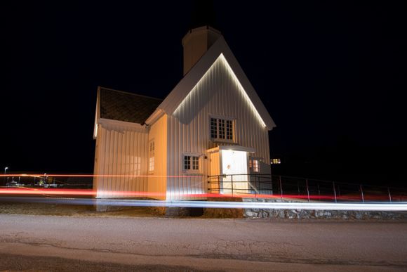 Træna kirke har blitt lyssatt med lyskastere. <i>Foto:  Bertine Tønseth</i>
