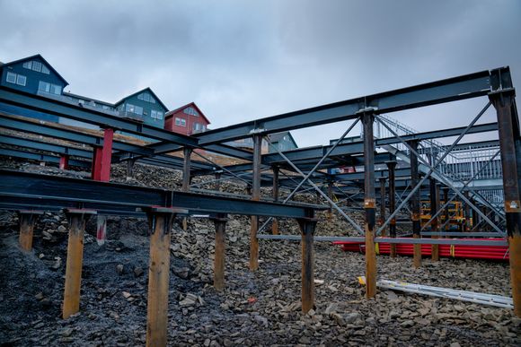 Solide stålfundamenter skal sikre boligene mot klimaendringer. <i>Foto:  Eirik Helland Urke</i>