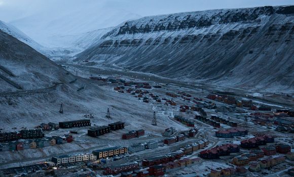 De første rekkehusene er nå godt synlige i Longyearbyen, nederst til venstre i bildet. <i>Foto:  Eirik Helland Urke</i>