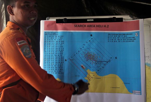 En representant for Indonesias redningstjeneste ved et kart som viser området der Lion Airs Boeing 737 Max 8-maskin styrtet i går. <i>Foto:  Binsar Bakkara, AP/NTB Scanpix</i>