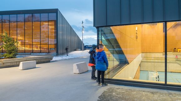 Åpne fasader skal friste forbipasserende til å delta i aktivitetene på innsiden, ifølge arkitekten. <i>Foto:  Per Eide</i>