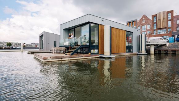 På sjøen: I Nederland er vanlige boliger blitt flytende. Selskapet Waterstudio har tegnet og prosjektert boliger på kanaler, og mener det er fullt mulig å bygge tilsvarende ute i havet. Til å begynne med vil dette dreie seg om å bygge hybridbyer ut fra fastlandet. <i>Foto:  Miquel Gonzalez</i>