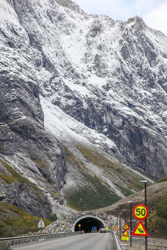 Rassikringsprosjektet på E136 i Romsdalen med fjellpartiet rundt Trollveggen i bakgrunnen. <i>Foto:  Kjell Herskedal</i>