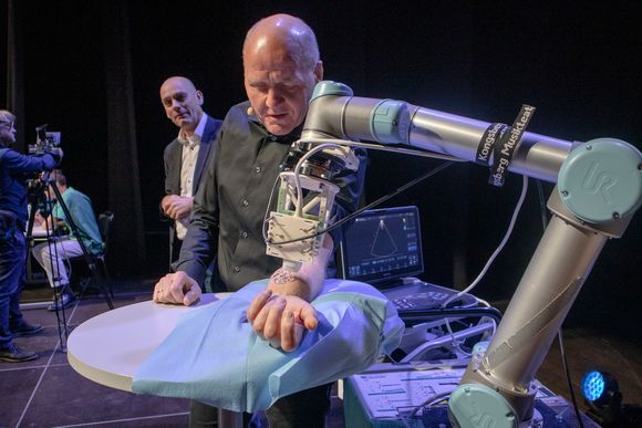Her undersøkes Sigve Brekke av en robot som styres av helsepersonell, via 5G-nettet. Ekstremt lav forsinkelse er essensielt for denne typen bruksområder. <i>Foto:  Odd Richard Valmot</i>
