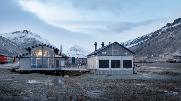 Fyrhusene og reserveaggregatene på Svalbard er drevet på diesel, men har ikke nok kapasitet dersom kullkraftverket får en uventet stans. Nå skal de erstattes - av nye dieselmotorer. <i>Foto:  Eirik Helland Urke</i>