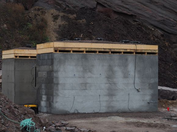 Husene i henholdsvis plasstøpt betong og leca med belastede bjelkelag oppå som simulere vekten av en enebolig. <i>Foto: Standard Norge</i>