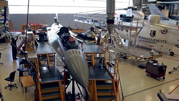 Både F-16 og Sea King er blitt tatt godt vare på her på verkstedet på Kjeller. <i>Foto:  Per Erlien Dalløkken</i>