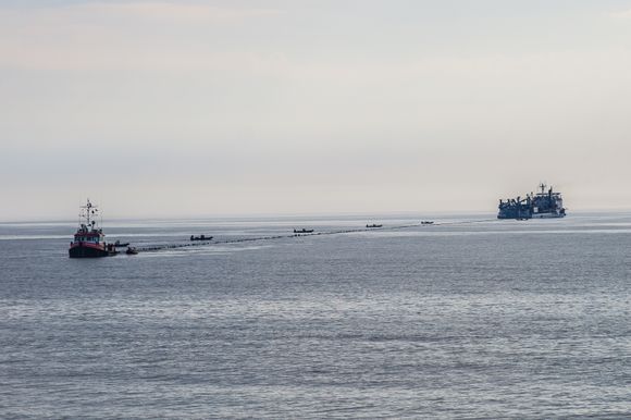 Nær England: Sjøkabelen som på britisk side produseres og leveres av italienske Prysmian, fløtes her inn til kysten av Northumberland tidligere i år. (Foto: Statnett) <i>Foto:  Statnett</i>