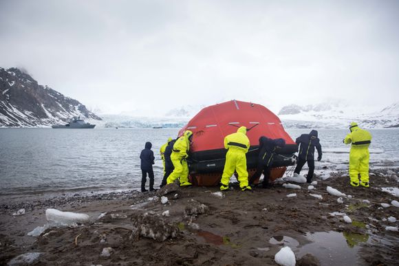 På øvelsen Sarex 3 ble overlevelsesutstyret testet under arktiske forhold. <i>Foto:  Jakob Østheim / Sjøforsvaret</i>