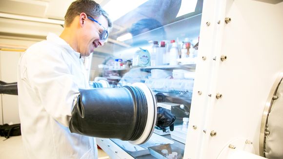 Knappeceller. Product Manager i Elkem Carbon, Gunstein Skomedal, lager knappeceller i hanskeboks ved IFE’s laboratorium på Kjeller. <i>Foto:  Thomas Brun</i>