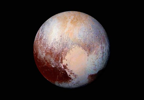 Sommeren 2015 tok NASA-sonden New Horizons de første nærbildene av Pluto. Sonden passerer Ultima Thule mye nærmere enn Pluto, og forskerne håper å få bilder av miniplaneten, med enda høyere oppløsning.  <i>Foto:  NASA/JHUAPL/SwRI/AP/NTB Scanpix</i>