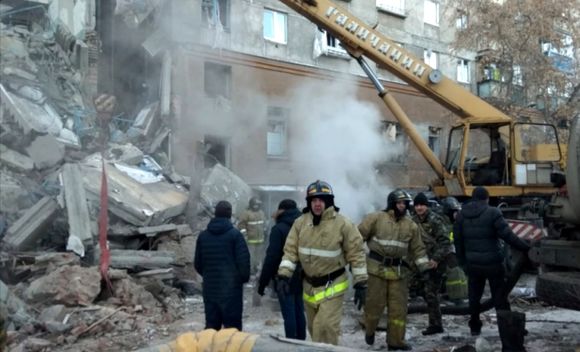 Redningsmannskaper arbeider ved den kollapsede bygningen i Magnitogorsk. <i>Foto:  AP / Maxim Shmakov / NTB scanpix</i>