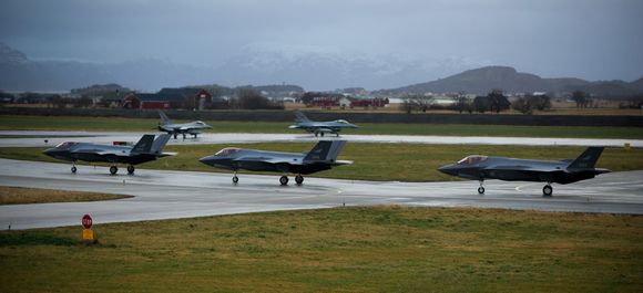F-16 og F-35 på <a href="https://en.wikipedia.org/wiki/Elephant_walk_(aeronautics)">«Elephant Walk»</a> på Ørland flystasjon, før take off i forbindelse med formasjonsflygning før jul. <i>Foto:  Kristian S. Torske</i>