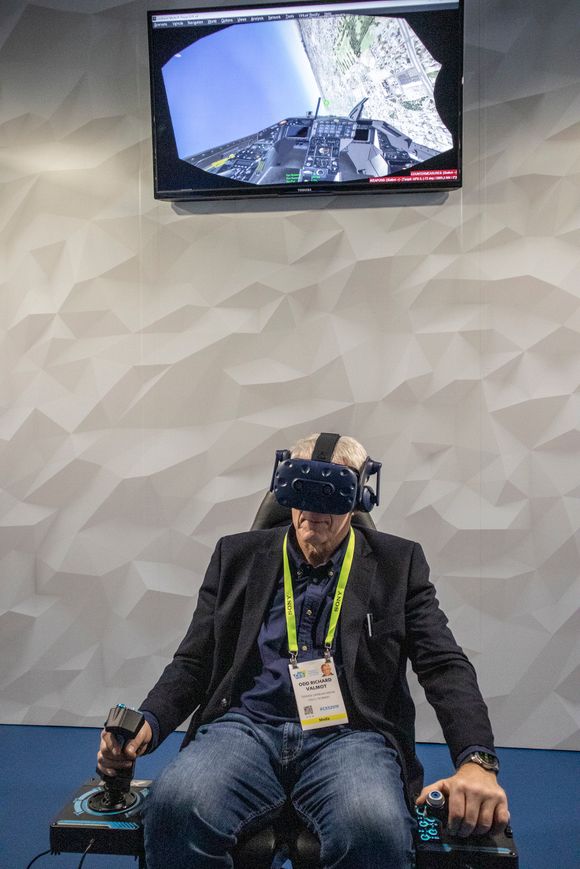 Flytur: Opplevelsen å fly med VR-briller er noe annet enn den man får på en skjerm. <i>Foto:  HTC</i>