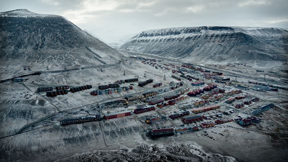 Longyearbyen, med fjellet Sukkertoppen til venstre i bildet. <i>Foto:  Eirik Helland Urke</i>