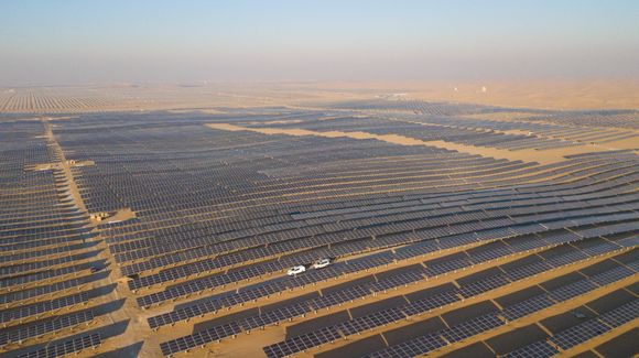 India og Kina konkurrerer om å bygge verdens største solkraft-anlegg. Her fra et kraftverk i Kubaqi-ørkenen i Indre Mongolia, Kina. <i>Foto:  Xinhua</i>