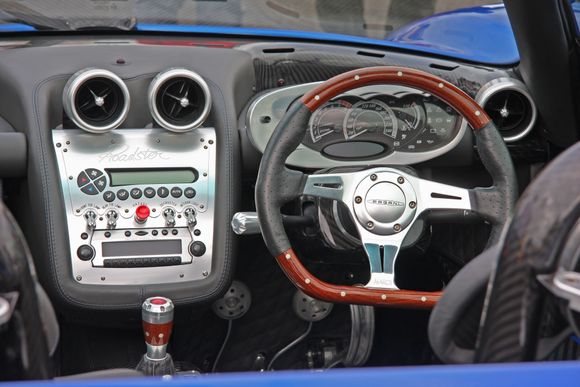 Cool som Rover: Pagani Zonda fikk aircondition-betjening fra Rover 45. <i>Foto:  Zonda</i>
