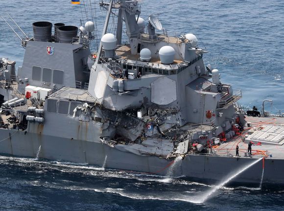 Destroyeren USS Fitzgerald ved kysten av Japan etter å ha kollidert med et frakteskip. <i>Foto:  AFP/NTB Scanpix</i>