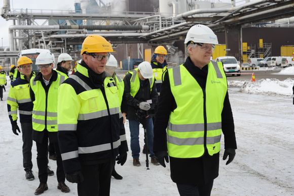 Administrerende direktør i Borregaard, Per A. Sørlie (t.v) og Klima- og miljøvernminister Ola Elvestuen på befaringen mandag. <i>Foto: Erik Martiniussen</i>
